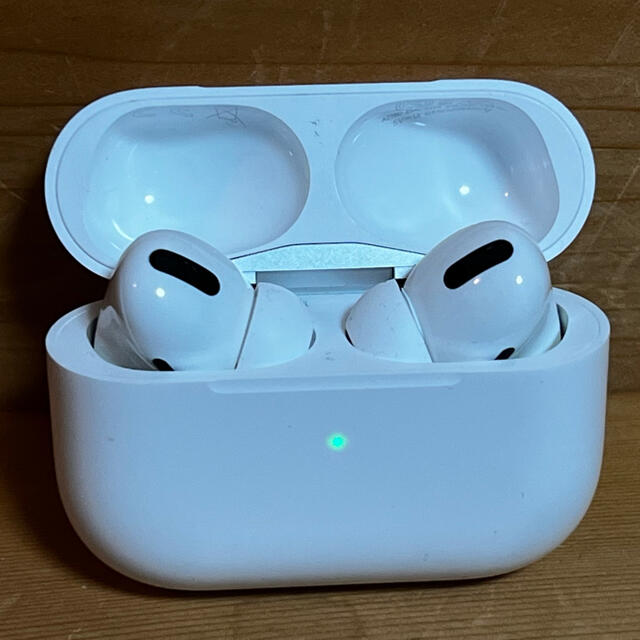 Apple(アップル)の【中古】AirPods pro ケース付き イヤーチップ未使用 2月まで保証あり スマホ/家電/カメラのオーディオ機器(ヘッドフォン/イヤフォン)の商品写真