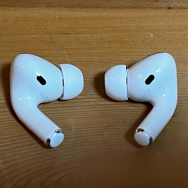 Apple(アップル)の【中古】AirPods pro ケース付き イヤーチップ未使用 2月まで保証あり スマホ/家電/カメラのオーディオ機器(ヘッドフォン/イヤフォン)の商品写真