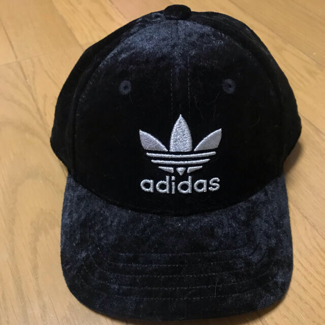 adidas(アディダス)のadidasベロアキャップ レディースの帽子(キャップ)の商品写真