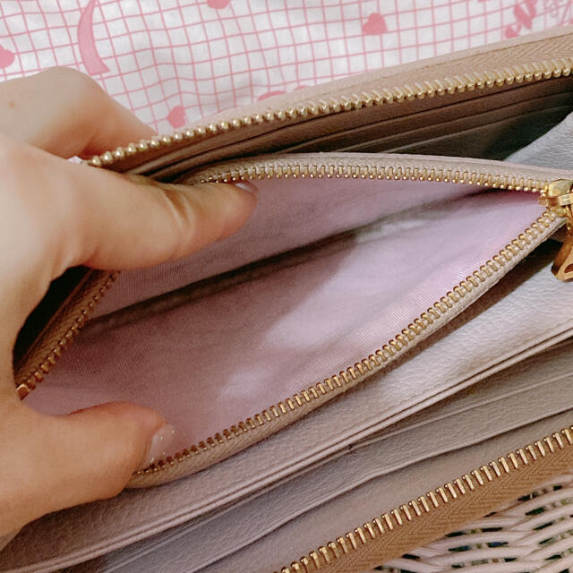 miumiu(ミュウミュウ)のmiumiu ラウンドファスナー　長財布　ピンクベージュ レディースのファッション小物(財布)の商品写真