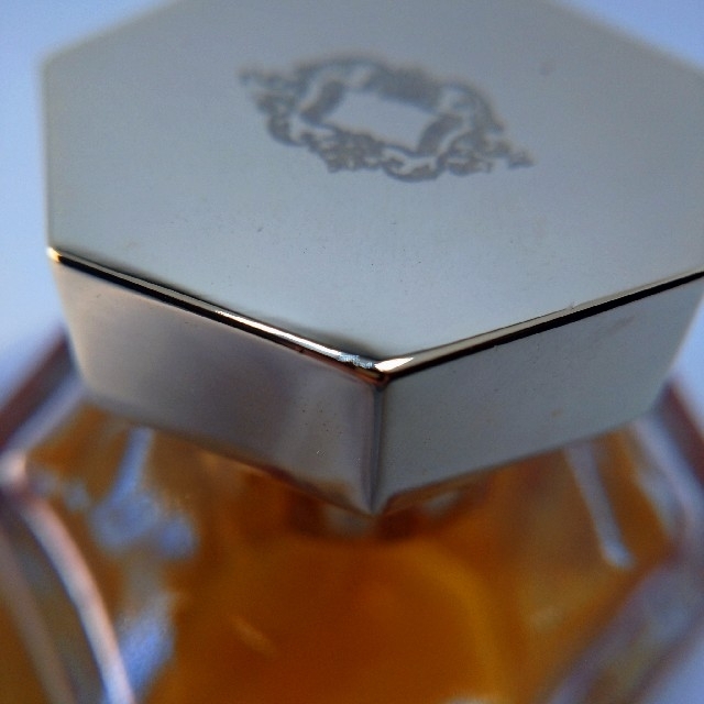 L'Artisan Parfumeur(ラルチザンパフューム)の限定ボトル「アルード」AL OUDH ラルチザンパフューム コスメ/美容の香水(ユニセックス)の商品写真