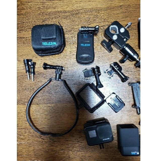 GoPro(ゴープロ)のGoPro hero7 ブラック 予備バッテリー 充電器 パーツ ケース付き スマホ/家電/カメラのカメラ(ビデオカメラ)の商品写真