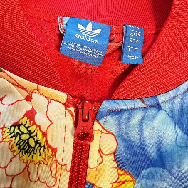 adidas(アディダス)のアディダス 赤 花柄 ジャージ ジャケット パーカー 着物 和柄 牡丹 2L レディースのジャケット/アウター(ブルゾン)の商品写真