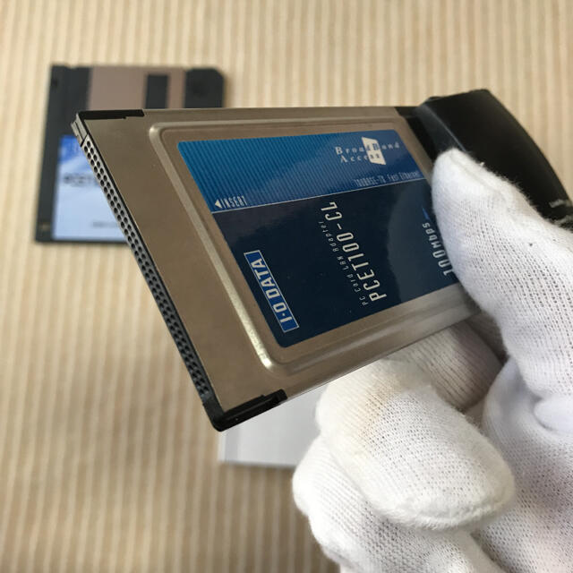 IODATA(アイオーデータ)の知ってますかこれがないと不便な時代があったのカプラーレスPCカードLANアダプタ スマホ/家電/カメラのPC/タブレット(PC周辺機器)の商品写真