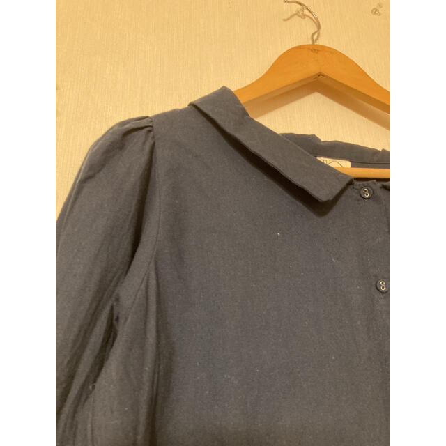merlot(メルロー)の新品　フィリル  ブラウス　パフスリーブ　紺 レディースのトップス(シャツ/ブラウス(長袖/七分))の商品写真