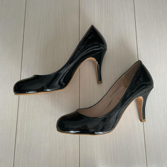 【美品】ラウンドトゥ エナメル パンプス ブラック 24.5cm レディースの靴/シューズ(ハイヒール/パンプス)の商品写真
