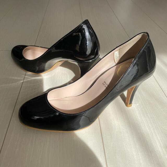 【美品】ラウンドトゥ エナメル パンプス ブラック 24.5cm レディースの靴/シューズ(ハイヒール/パンプス)の商品写真