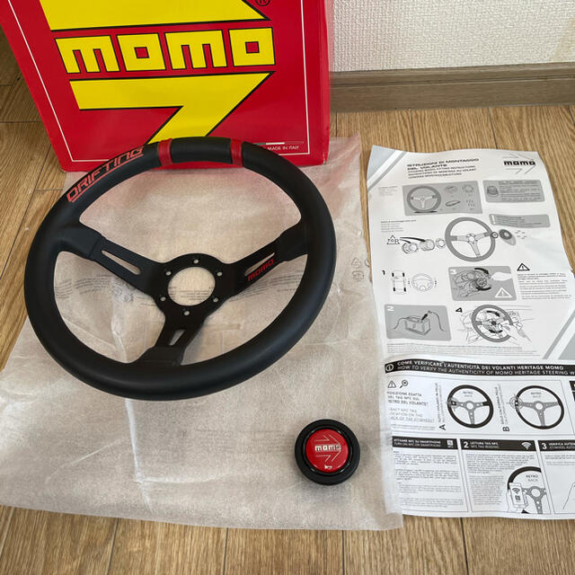 MOMO ステアリング ドリフティング 33パイ 正規品 自動車/バイクの自動車(車内アクセサリ)の商品写真