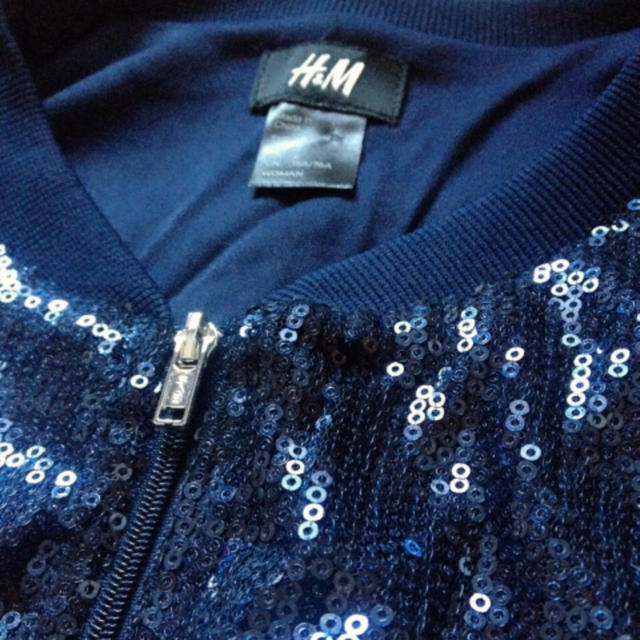H&M(エイチアンドエム)のH&Mスパンコールネイビーパーカー レディースのジャケット/アウター(ライダースジャケット)の商品写真