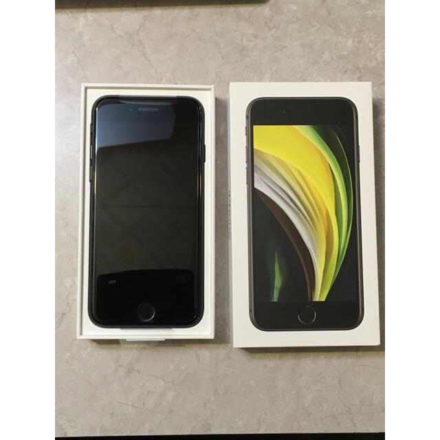 iPhone SE2 黒64G 新品　SIMロック解除済み スマホ/家電/カメラのスマートフォン/携帯電話(スマートフォン本体)の商品写真