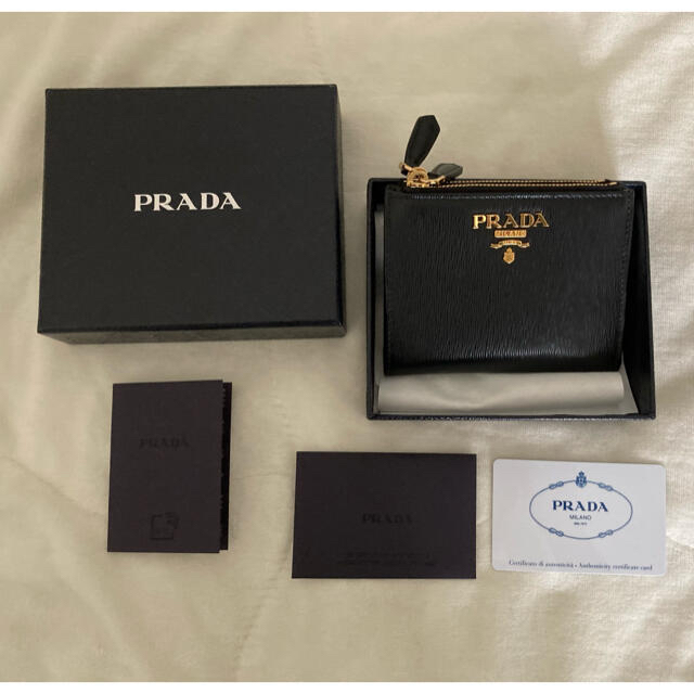 PRADA(プラダ)のPRADA プラダ　二つ折り財布　2回のみ使用　最終値下げ レディースのファッション小物(財布)の商品写真