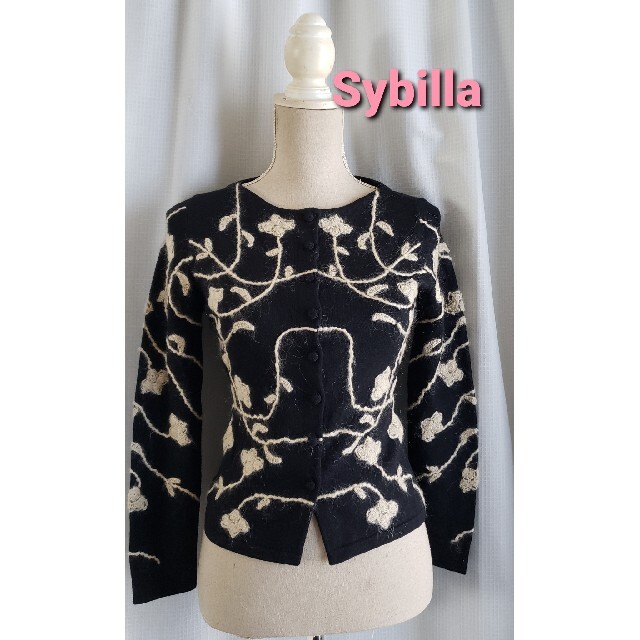 Sybilla(シビラ)の《りんりん様専用》大変美品　Sybilla　モチーフ刺繍の黒いカーディガン レディースのトップス(カーディガン)の商品写真