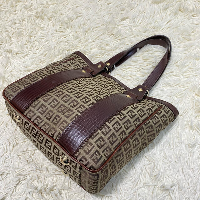 FENDI(フェンディ)の【美品】フェンディ ハンドバッグ ズッキーノ カーキ 金具 ロゴ レディースのバッグ(ハンドバッグ)の商品写真