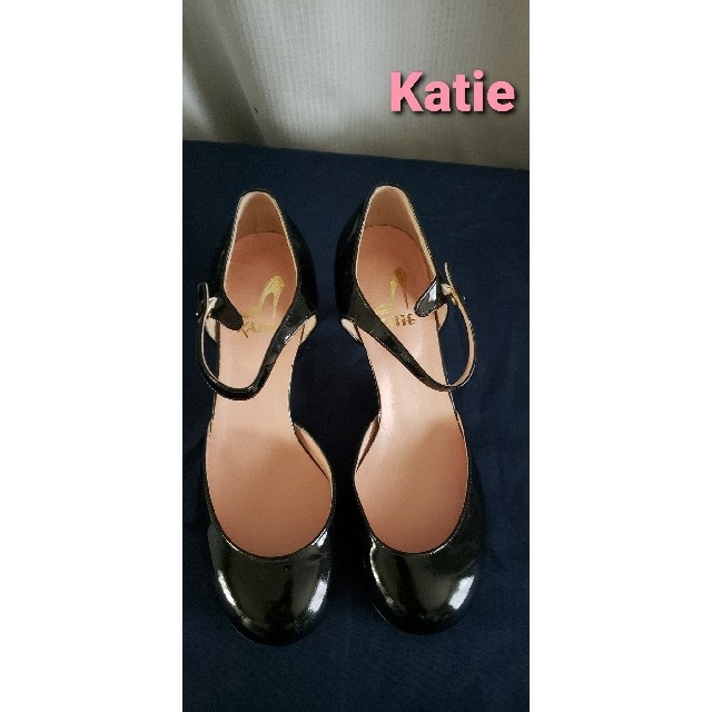 Katie(ケイティー)の大変美品　Katie  黒エナメルの可愛いお嬢様パンプス レディースの靴/シューズ(ハイヒール/パンプス)の商品写真