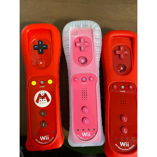 Wii(ウィー)のWii コントローラー　３つ エンタメ/ホビーのゲームソフト/ゲーム機本体(家庭用ゲーム機本体)の商品写真