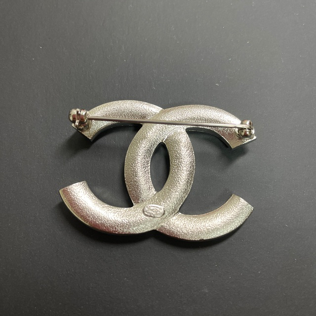 CHANEL(シャネル)の【あき様 専用】【新品•未使用】CHANEL ブローチ レディースのアクセサリー(ブローチ/コサージュ)の商品写真