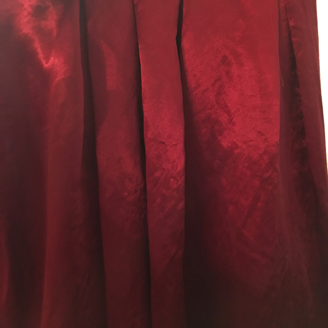 URBAN RESEARCH(アーバンリサーチ)のアーバンリサーチ☆サテンタックスカート☆赤☆レッド☆kbf カスタネ好きな方仮装 レディースのスカート(ひざ丈スカート)の商品写真