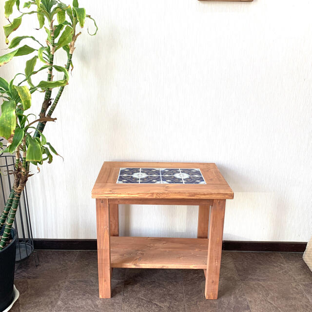レトロな花柄タイルのサイドテーブル インテリア/住まい/日用品の机/テーブル(コーヒーテーブル/サイドテーブル)の商品写真