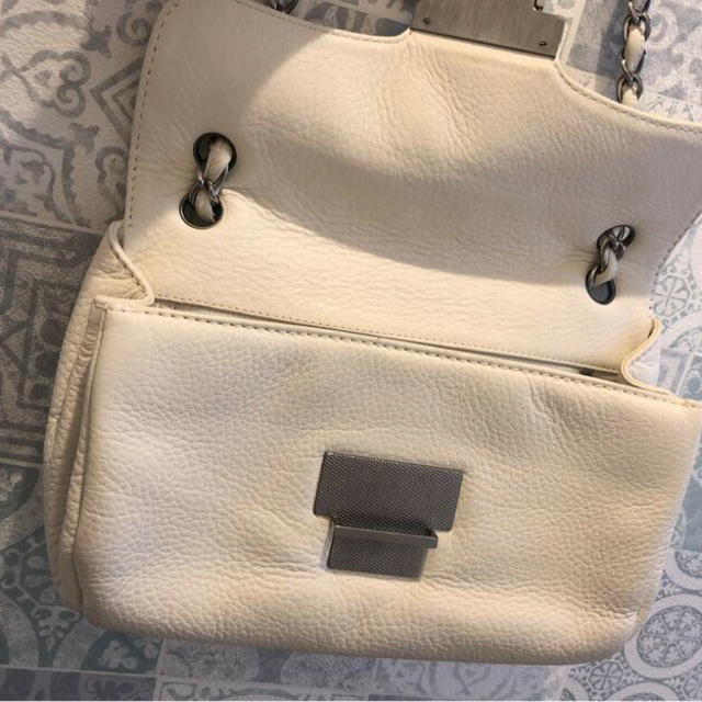 CHANELマトラッセキャビアスキンダブルチェーンバッグホワイト系本物 レディースのバッグ(ショルダーバッグ)の商品写真