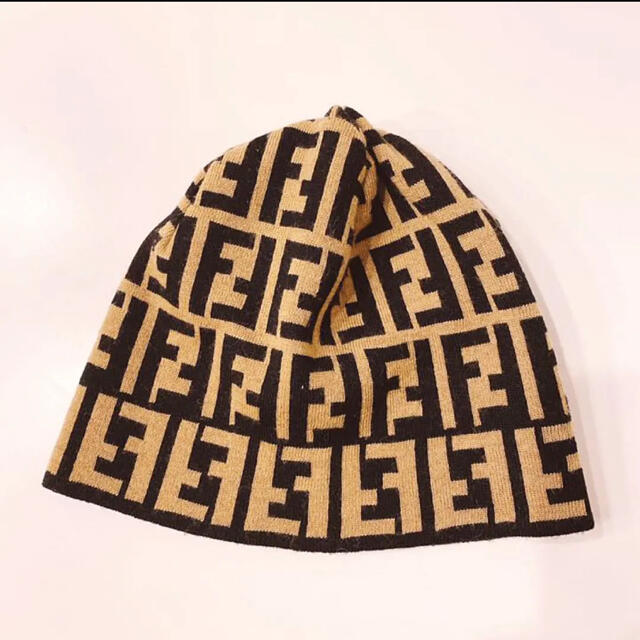 FENDI(フェンディ)のFENDI フェンディ ニット帽子 ズッカ柄 ロゴ レディースの帽子(ニット帽/ビーニー)の商品写真