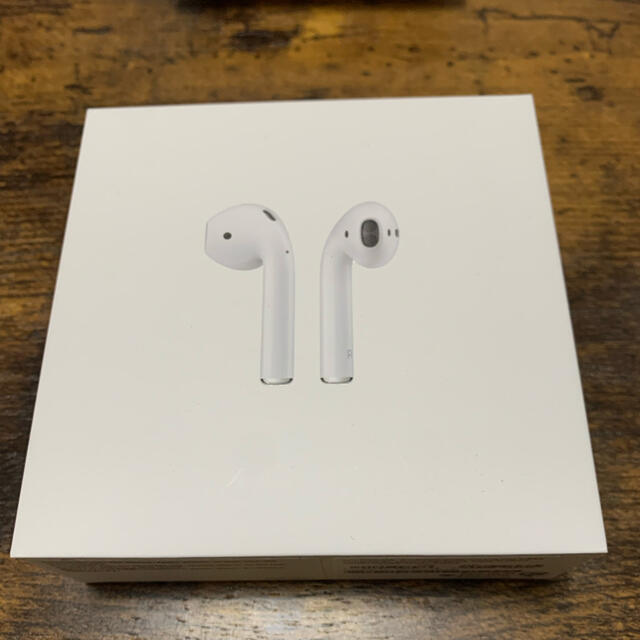 Apple(アップル)のAirPods with Charging Case スマホ/家電/カメラのオーディオ機器(ヘッドフォン/イヤフォン)の商品写真