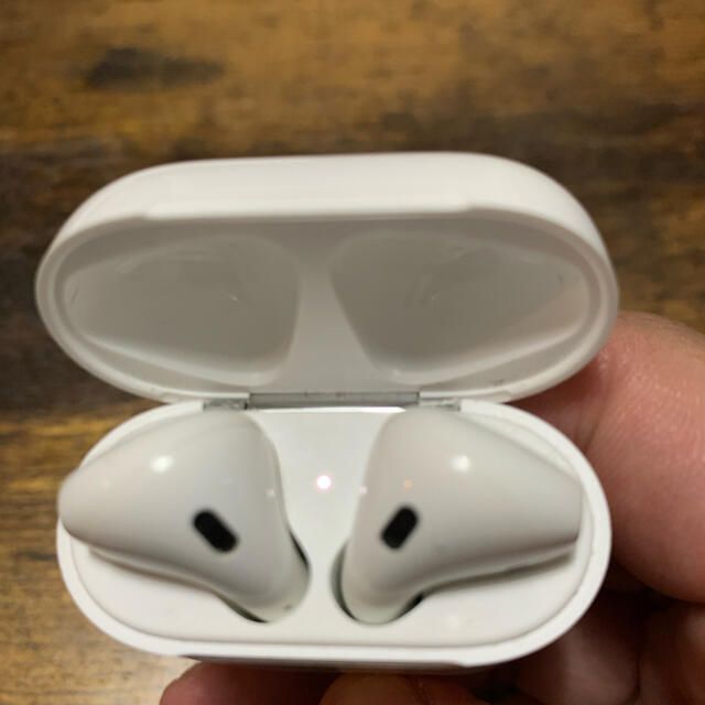 Apple(アップル)のAirPods with Charging Case スマホ/家電/カメラのオーディオ機器(ヘッドフォン/イヤフォン)の商品写真