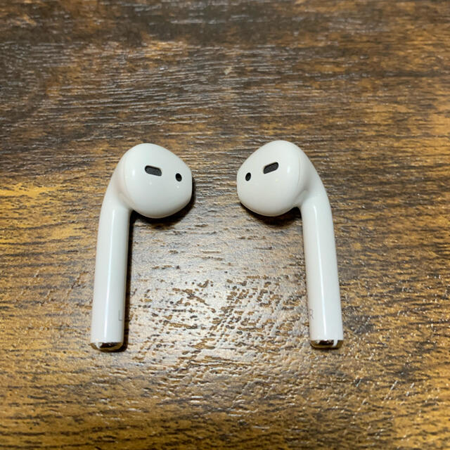 Apple(アップル)のAirPods with Charging Case スマホ/家電/カメラのオーディオ機器(ヘッドフォン/イヤフォン)の商品写真