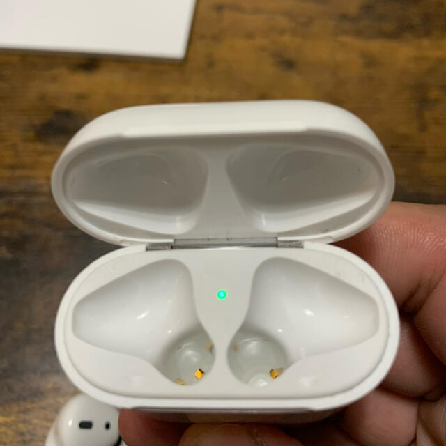 Apple(アップル)のAirPods with Charging Case スマホ/家電/カメラのオーディオ機器(ヘッドフォン/イヤフォン)の商品写真