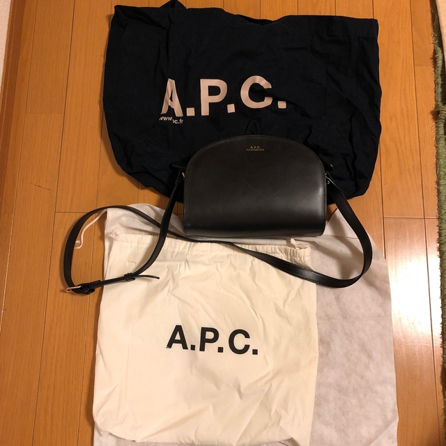 A.P.C(アーペーセー)のAPC アーペーセー　ハーフムーンショルダーバッグ レディースのバッグ(ショルダーバッグ)の商品写真