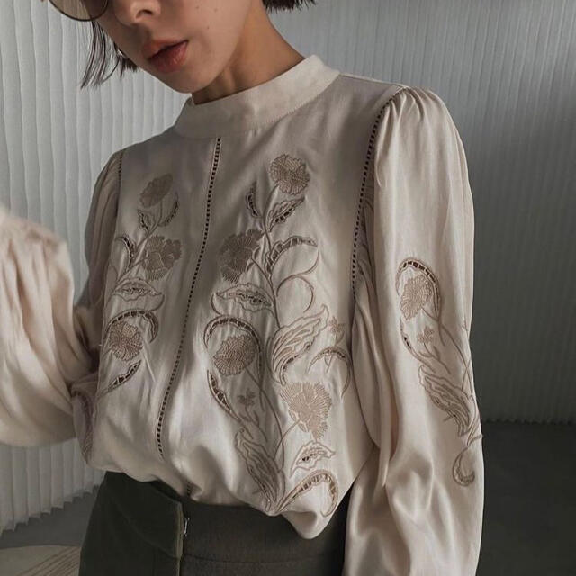 Ameri VINTAGE(アメリヴィンテージ)のAmeri LADY EMBROIDERY PUFF BLOUSE レディースのトップス(シャツ/ブラウス(長袖/七分))の商品写真