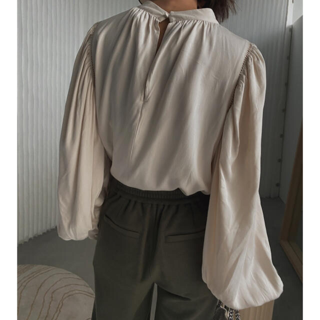 Ameri VINTAGE(アメリヴィンテージ)のAmeri LADY EMBROIDERY PUFF BLOUSE レディースのトップス(シャツ/ブラウス(長袖/七分))の商品写真