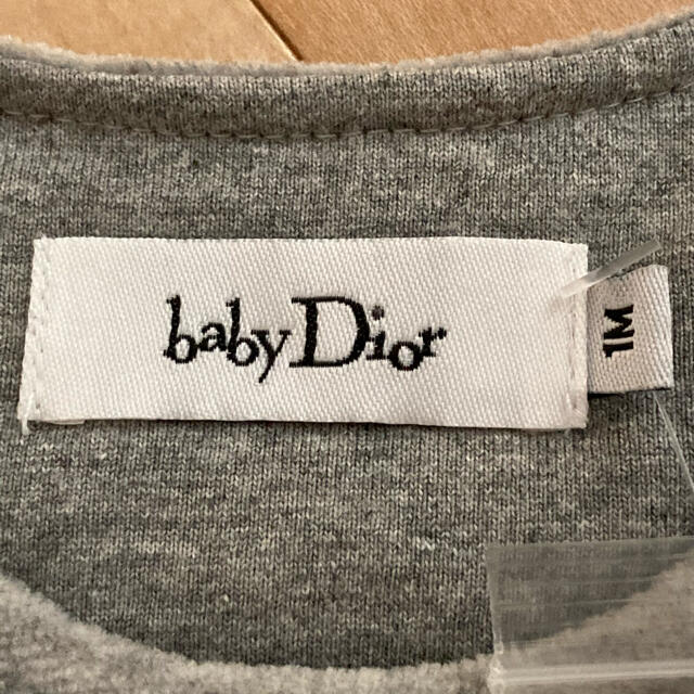 Dior(ディオール)の【BABY】baby Dior 起毛 ロンパース 足付き 1M 未使用品 キッズ/ベビー/マタニティのベビー服(~85cm)(ロンパース)の商品写真