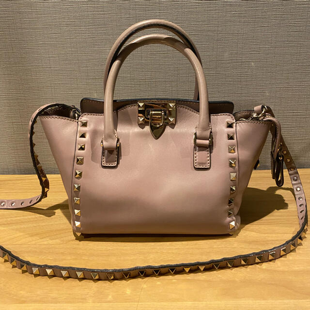 VALENTINO(ヴァレンティノ)のVALENTINO/ロックスタッズレザー2WAYハンドバッグ レディースのバッグ(ハンドバッグ)の商品写真