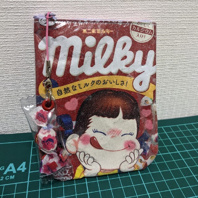 お菓子袋リメイクポーチ ハンドメイドのハンドメイド その他(その他)の商品写真