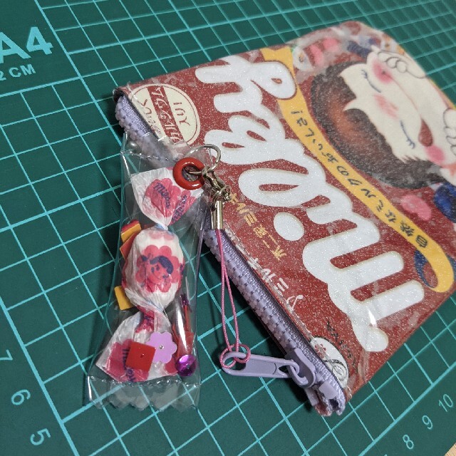 お菓子袋リメイクポーチ ハンドメイドのハンドメイド その他(その他)の商品写真