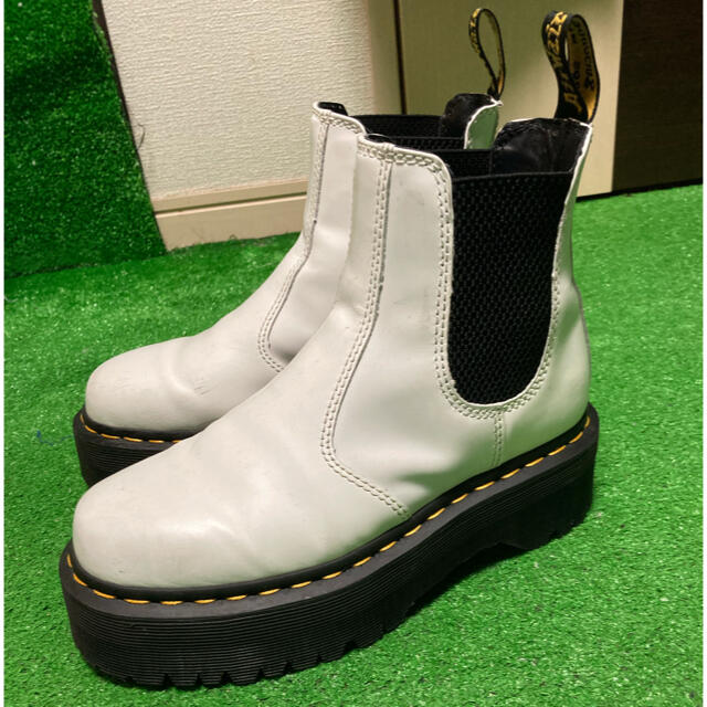 Dr.Martens(ドクターマーチン)のDr.Martens エアクッションソール　ホワイト　サイドゴアブーツ(厚底) レディースの靴/シューズ(ブーツ)の商品写真