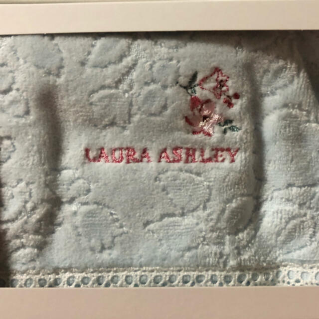 LAURA ASHLEY(ローラアシュレイ)のローラーアシュレイ　ハンカチ　新品未使用　箱入り レディースのファッション小物(ハンカチ)の商品写真