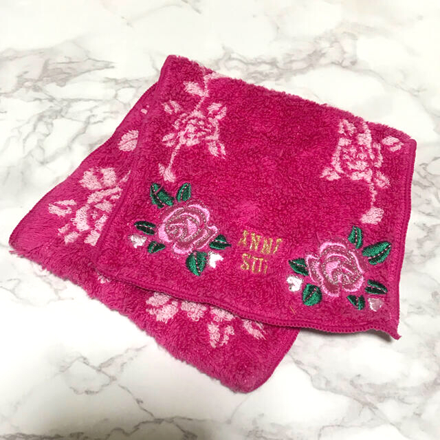 ANNA SUI(アナスイ)のANNA SUI アナスイ ポケットハンカチ 花柄  バラ ピンク レディースのファッション小物(ハンカチ)の商品写真