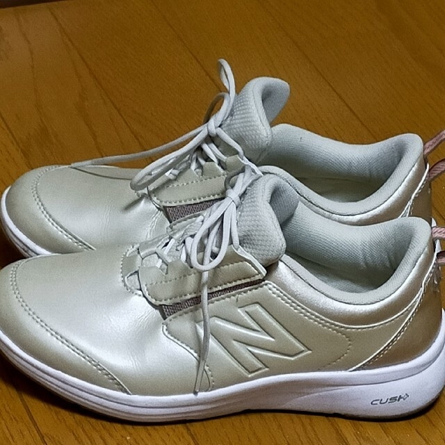 New Balance(ニューバランス)のニューバランス　スニーカー　ゴールド　23.5cm レディースの靴/シューズ(スニーカー)の商品写真