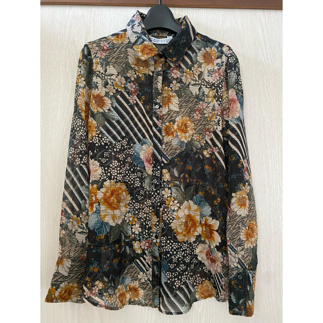 ZARA(ザラ)のZARA 花柄ブラウス M レディースのトップス(シャツ/ブラウス(長袖/七分))の商品写真