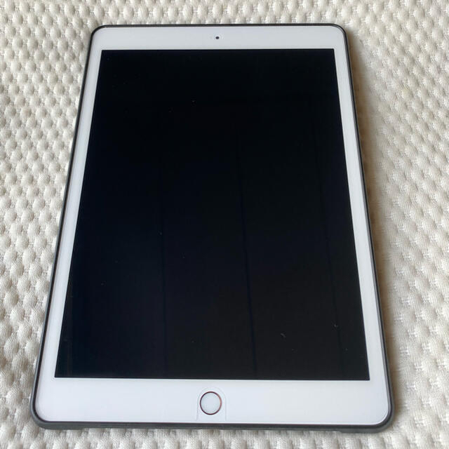 iPad(アイパッド)のiPad第８世代　32G Wi-Fiモデル スマホ/家電/カメラのPC/タブレット(タブレット)の商品写真