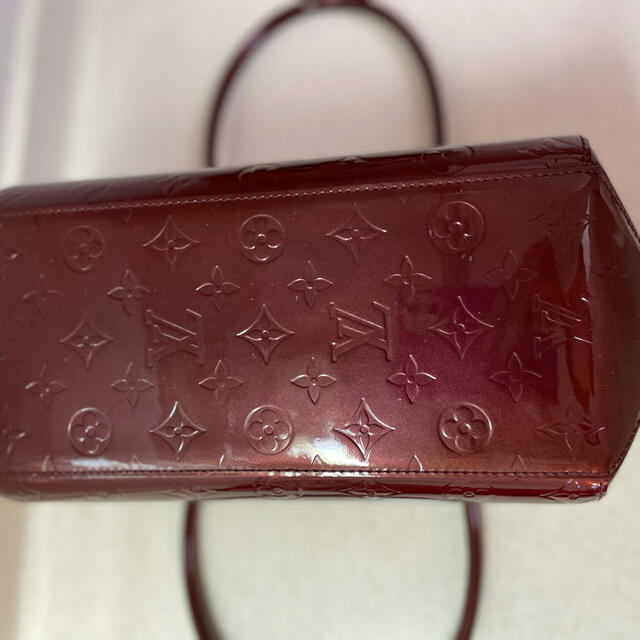 LOUIS VUITTON(ルイヴィトン)のルイヴィトン　ヴェルニ　シャーウッド ルージュフォーヴィスト レディースのバッグ(ハンドバッグ)の商品写真