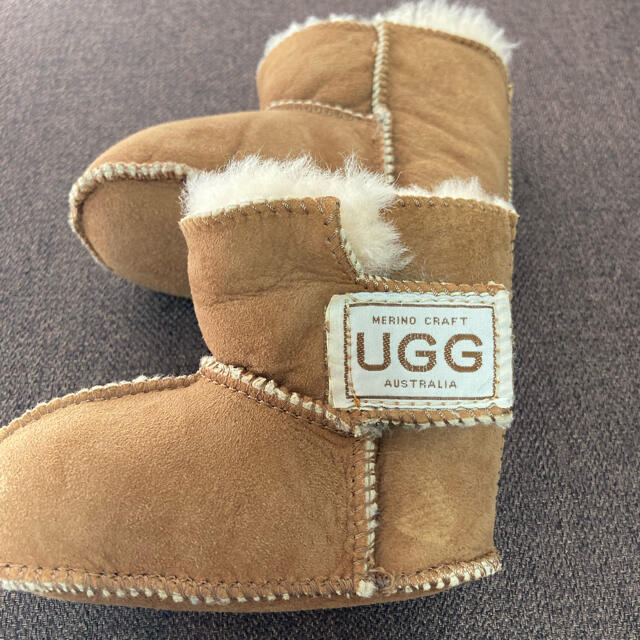 UGG(アグ)のUGG ムートン　ベビー キッズ/ベビー/マタニティのベビー靴/シューズ(~14cm)(ブーツ)の商品写真