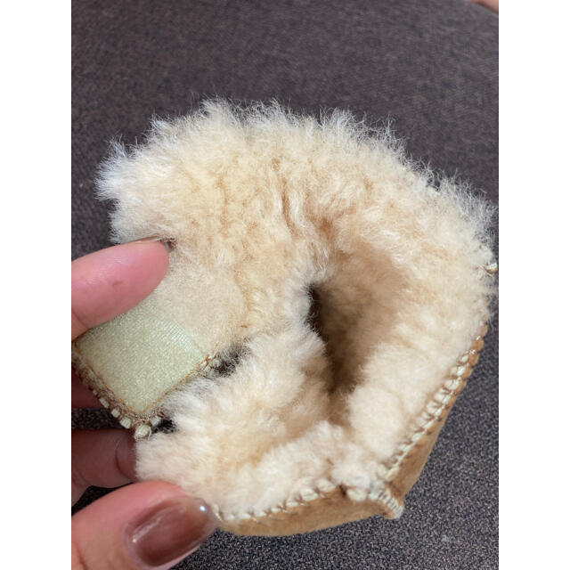 UGG(アグ)のUGG ムートン　ベビー キッズ/ベビー/マタニティのベビー靴/シューズ(~14cm)(ブーツ)の商品写真