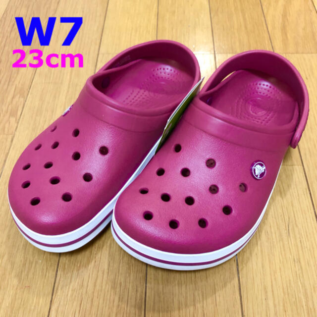 crocs(クロックス)の新品 クロックス クロックバンド ザクロ/ホワイト 23cm W7 未使用 レディースの靴/シューズ(サンダル)の商品写真