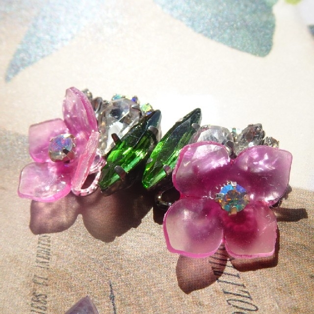 ハンドメイドピアス/イヤリング　小さなピンクの花 ハンドメイドのアクセサリー(イヤリング)の商品写真