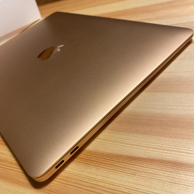 Apple(アップル)のMacBook Air 2019 13インチ ゴールド スマホ/家電/カメラのPC/タブレット(ノートPC)の商品写真