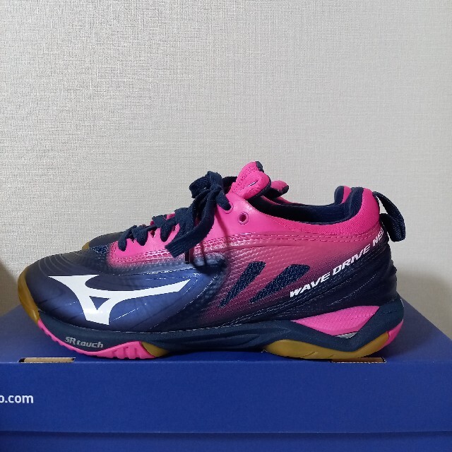 MIZUNO(ミズノ)のミズノウェーヴドライブNEO 23.0㎝ スポーツ/アウトドアのスポーツ/アウトドア その他(卓球)の商品写真