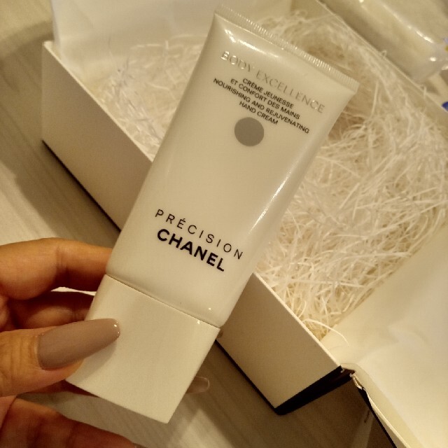 CHANEL(シャネル)の未使用 シャネルハンドクリーム CHANEL ボディエクセレンス コスメ/美容のボディケア(ハンドクリーム)の商品写真