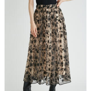 ミラオーウェン(Mila Owen)のギャザーフレアフローラル刺繍スカート(ロングスカート)